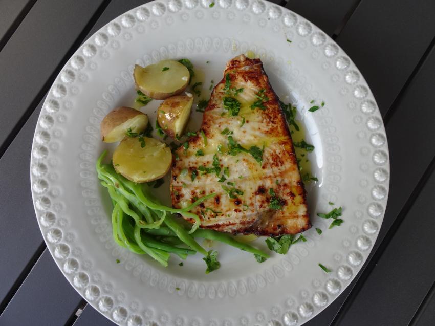 Espadarte na frigideira com batata e feijão-verde