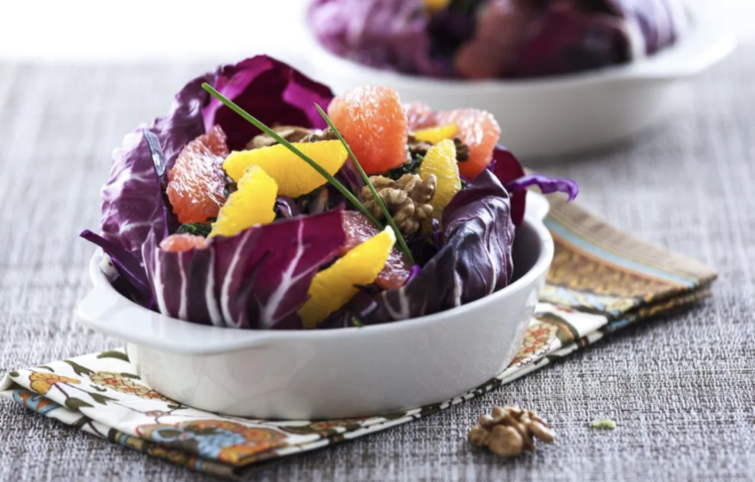 Salada de couve-roxa com citrinos e nozes